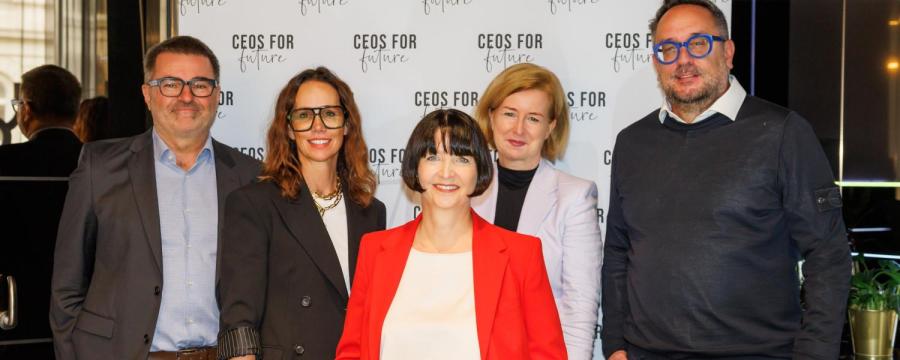 Gruppenfoto von fünf Personen vor einer Pressewand mit dem Logo von CEOs for Future