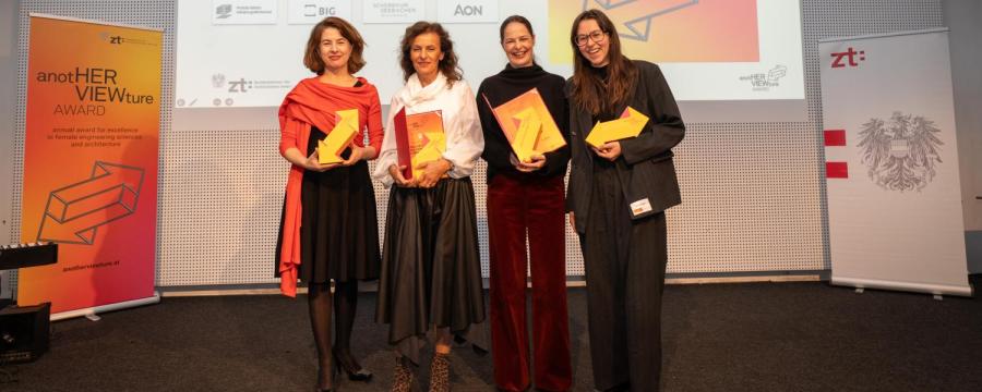 Die Preisträgerinnen des anotHERVIEWture Award 2026 bei der Verleihung im Architekturzentrum Wien